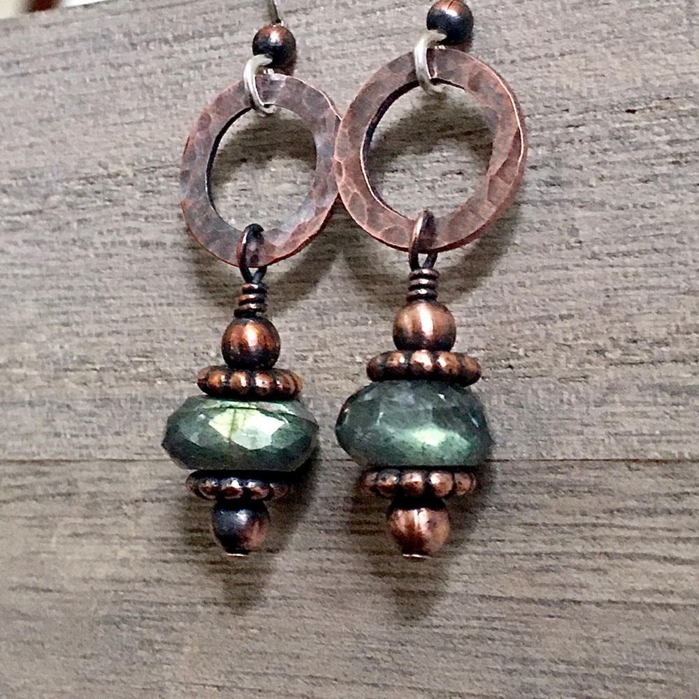 Hammered copper labradorite dangle earrings - Picture 6 of 8